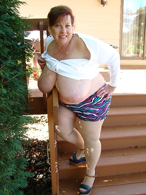 Mature mothers exposing their tits to everybody