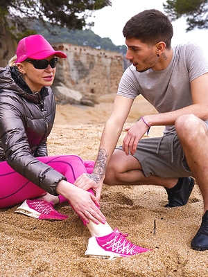 Milf Anna Blond thanks her helpful toyboy