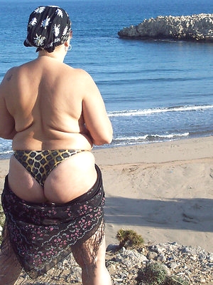 Fat nudist moms and grannies sunbathing nude on beach - Chubby Naturists